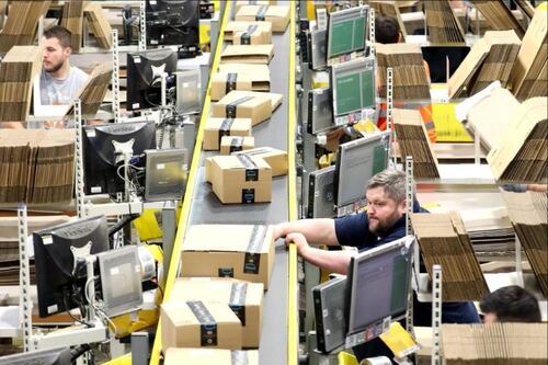 Il braccialetto elettronico di Amazon irrompe in campagna elettorale