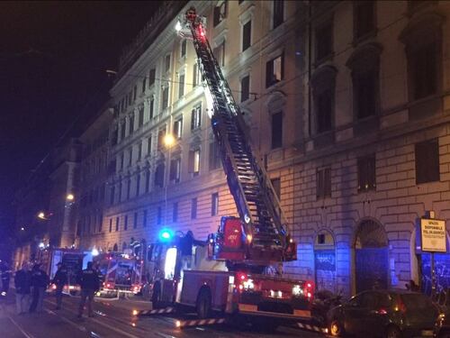 Fiamme in un palazzo a Roma vicino Termini, famiglie bloccate all'interno