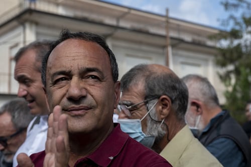 Gar Lerner propone Mimmo Lucano come commissario per i profughi. Esplode Giorgia Meloni: delirio della sinistra