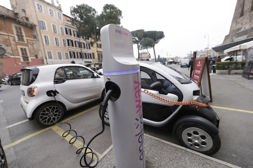 Ztl, le auto elettriche pagano dal 1° luglio. Quanto costa il pass