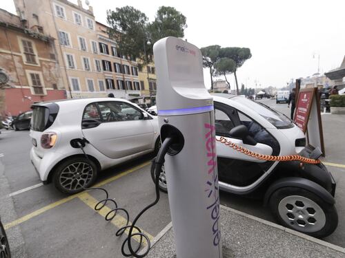 Ztl, le auto elettriche pagano dal 1° luglio. Quanto costa il pass