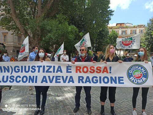 Scandalo Csm, Maurizio Gasparri in piazza con i giovani di Forza Italia: basta toghe rosse