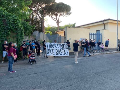 Via del Frantoio, ex centro accoglienza occupato dai migranti. L'urlo dei residenti: sgombero o ne arriveranno altri