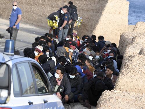 Altri 18 sbarchi di migranti a Lampedusa, Giorgia Meloni sbotta: "Per il governo tutto normale"