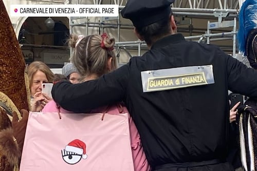 Chiara Ferragni con il finanziere, il costume cult al Carnevale di Venezia
