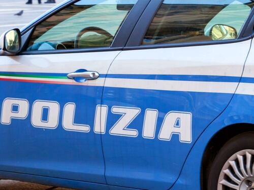Sequestra l'ex moglie poi scappa contromano. Nomade crea il panico dall'Eur alla Pontina