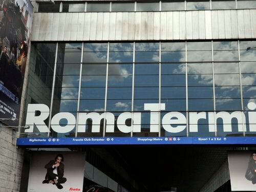 Rapina a Termini: calci, pugni e morsi per rubargli il portafoglio