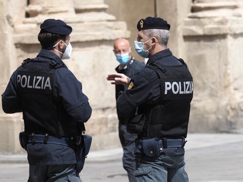 Esplode motore sull'aereo in missione con gli agenti di polizia, il pilota evita la strage