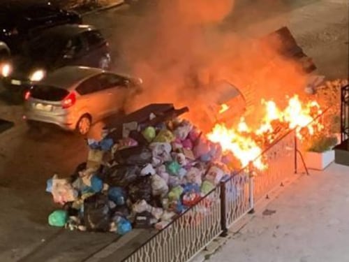 Nessuno raccoglie i rifiuti. I romani danno fuoco ai cassonetti