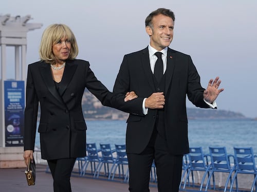 Francia, “Brigitte Macron è un uomo”. In 10 a processo a Parigi per gli attacchi alla first lady