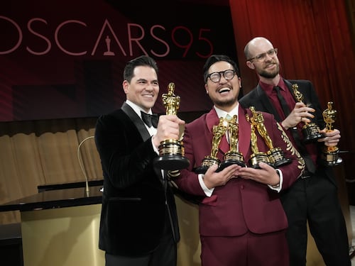 Oscar 2023, Everything Everywhere All At Once trionfa con 7 statuette. Italia a bocca asciutta