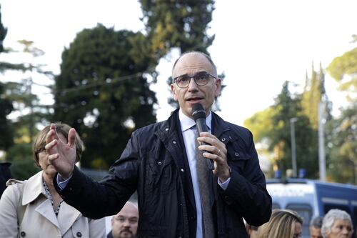 Roma, Enrico Letta insultato alla manifestazione per la pace in Ucraina