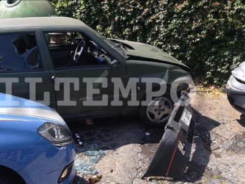 Rom al volante di un'auto rubata sperona una volante e finisce contro un muro