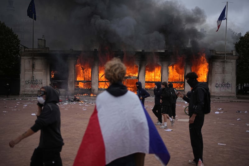 Francia in fiamme. Saccheggi, scontri e violenze durante le proteste: oltre 250 arresti
