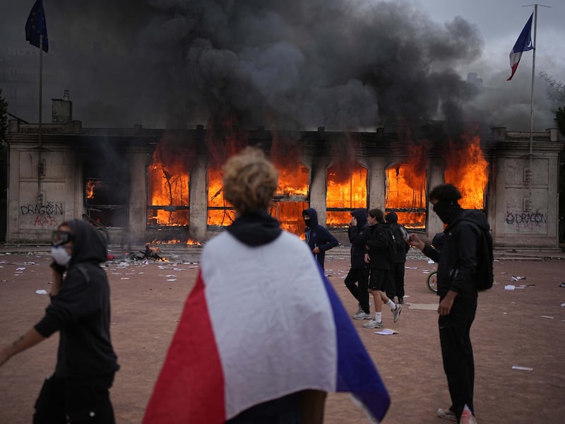Francia in fiamme. Saccheggi, scontri e violenze durante le proteste: oltre 250 arresti