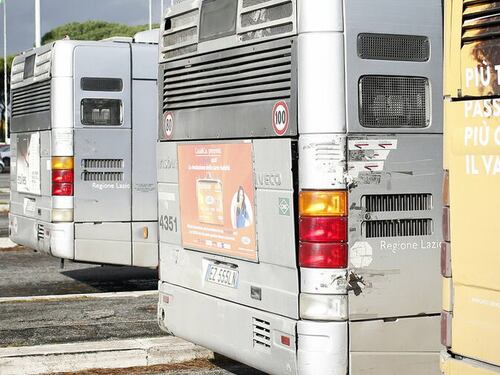 Si schianta col bus sulle auto in sosta e muore, il dramma di un autista della Roma Tpl: malore alla guida