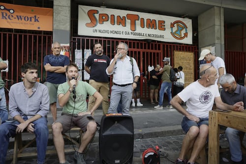 Corteo di Spin Time contro gli sgomberi, arrivano i rinforzi. Pullman dal Nord