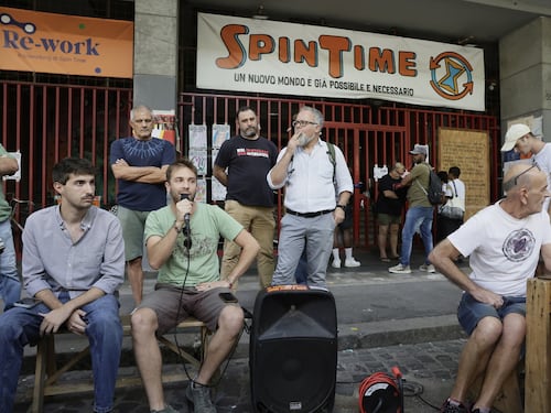 Corteo di Spin Time contro gli sgomberi, arrivano i rinforzi. Pullman dal Nord