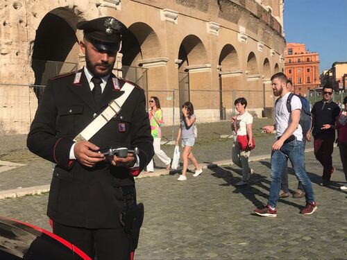 Roma, incastrano il drone nell'arcata del Colosseo, denunciati due turisti francesi