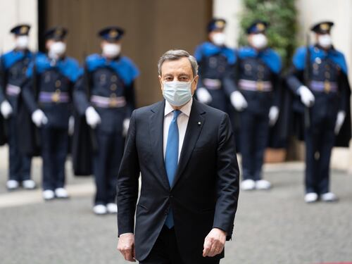 Si avvicina la beffa del tampone obbligatorio per i vaccinati: l'ammissione di Mario Draghi