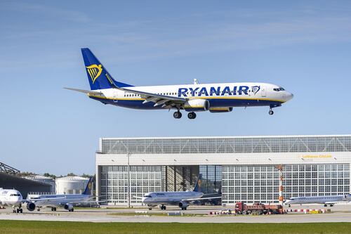 Ryanair tira dritto sul bonus ai dipendenti per la “caccia” ai bagagli fuori misura. “Non ci scusiamo”
