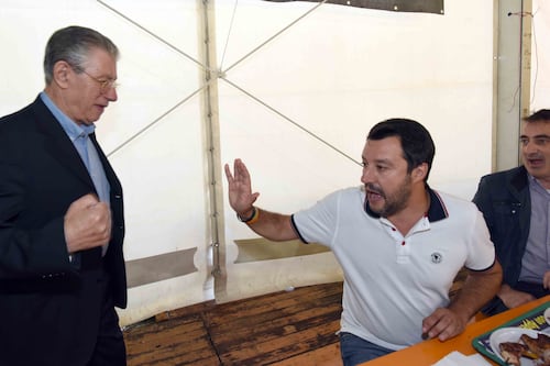 Bossi-Salvini, ora è guerra. il Senatur attacca, il segretario replica: "Non mi occupo di liti locali"