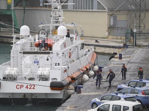 Migranti, italiani cornuti e mazziati. Ai clandestini espulsi paghiamo pure l’avvocato