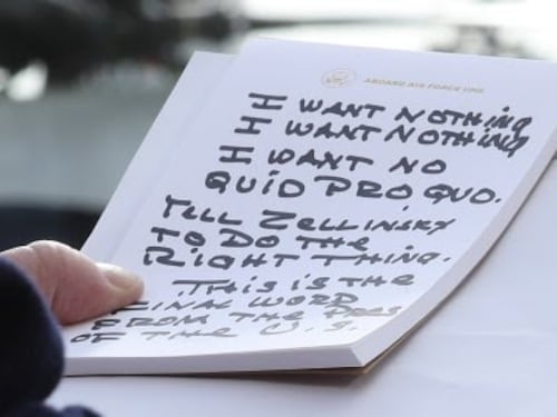 Spunta il "pizzino" di Trump per difendersi dalle accuse. E il nome del presidente ucraino è sbagliato