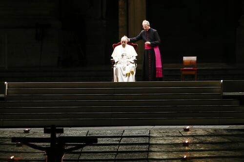Papa Francesco, mondo in preghiera. E sui social rimbalza la foto della pandemia