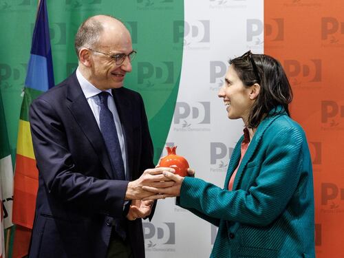 Pd, passaggio di consegne: Letta spiazza Elly, l'era Schlein battezzata col melograno