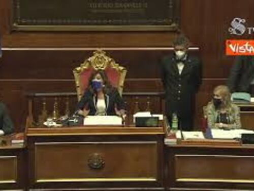 Casellati fischiata in Senato, sul ddl Zan scoppia il caos