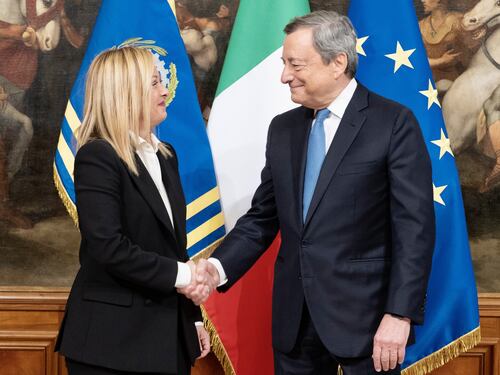 Pnrr, Draghi resta fuori dalla polemica sui ritardi. Investitura per Meloni