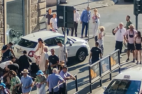 Roma, taxi investe donna su via del Tritone. Trasferita in ospedale