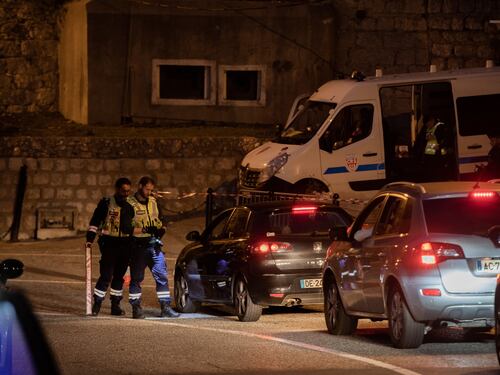 Ventimiglia, inferno per i migranti: botte e caccia coi droni lungo la frontiera