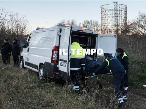 Morto da giorni nel degrado. Cadavere trovato sull'argine del Tevere