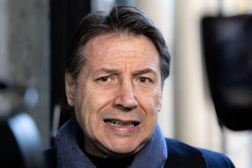 M5S, Giuseppe Conte aggredito da un no-vax: protesta e colpo al volto