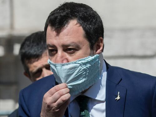 Tasse sospese, mascherine gratis e guerra alla prostituzione. Così governano i sindaci leghisti