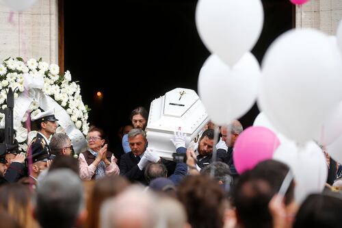 Addio a Pamela tra lacrime e rabbia. La famiglia: "Vogliamo giustizia"