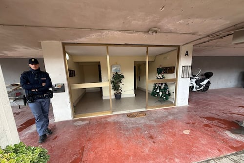 Ostia, bomba carta contro il portone di un condominio: danni anche al primo piano