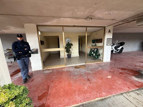 Ostia, bomba carta contro il portone di un condominio: danni anche al primo piano