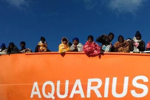 Salvini chiude i porti italiani: "la nave Aquarius non può attraccare"