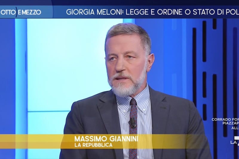 Otto e mezzo, il solito Giannini sul decreto sicurezza: “Meloni? È la risposta di una Thatcher della Garbatella”