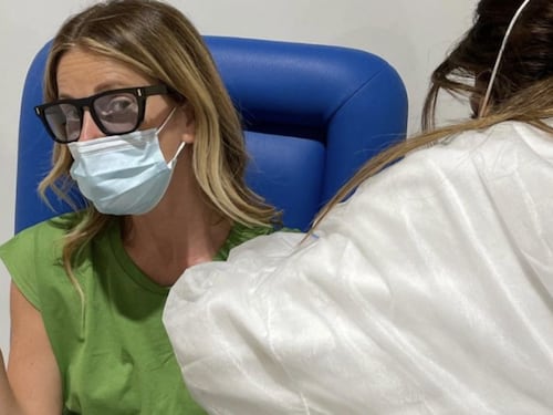 La Marcuzzi testimonial del vaccino. Così viene travolta dalla furia no-vax
