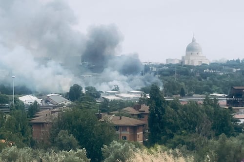 Roma brucia, incendi a raffica da Magliana al litorale: fumo nero e paura
