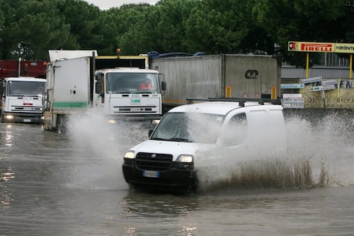 Meteo, l’Italia nella morsa della saccatura: temporali violenti da nord a sud e crollo delle temperature
