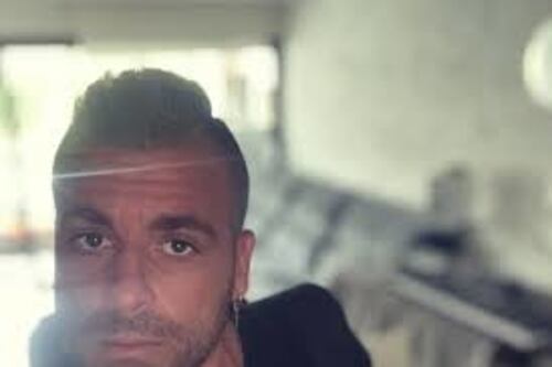 Morte di DJ Godzi a Ibiza, il padre accusa: "Mio figlio legato e picchiato''. La guardia civil: “Sotto effetto di droghe”