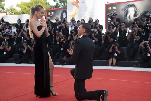 Venezia 79, Alessandro Basciano sorprende Sophie Codegoni: la stellare proposta di matrimonio