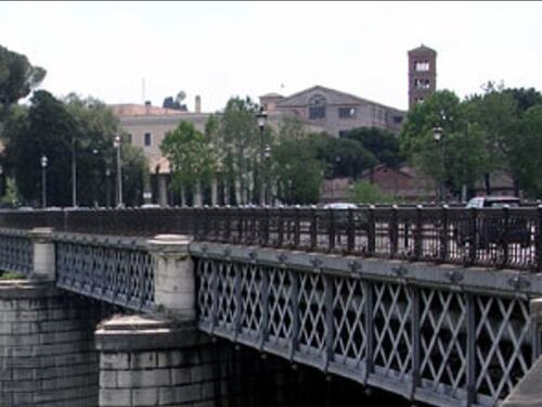 Roma, si flette un giunto: vigili del fuoco a ponte Palatino