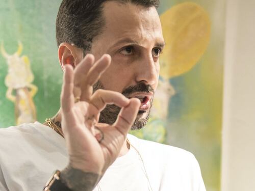 Fabrizio Corona, il giallo del matrimonio. E ora bacia la fortuna...