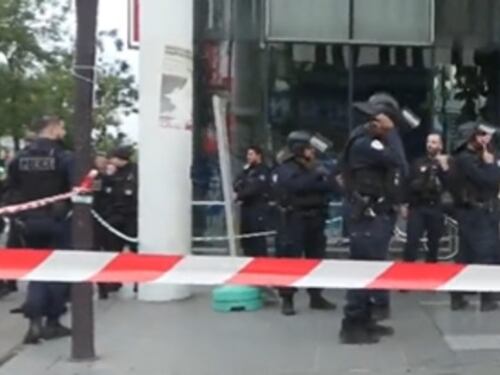 Parigi, donna velata minaccia di farsi esplodere. La polizia spara